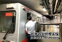 地铁延时："看得见"的便利"看不见"的坚守 为发展夜间经济，为“夜京城”提供交通保障，从7月19日开始，每逢周五、周六北京地铁1号线、2号线延长运营时间，两条线路在延长运营时段发车间隔均为10分钟。【详细】