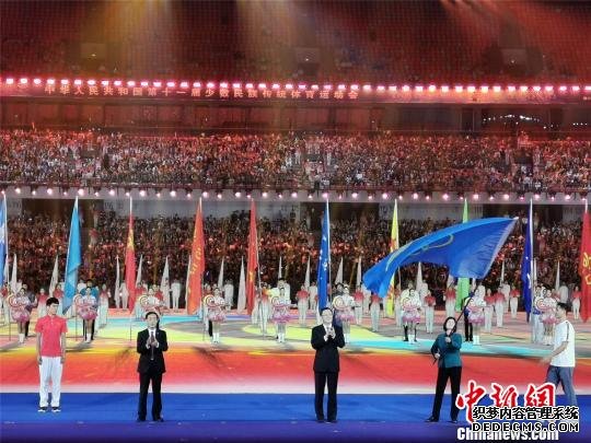 海南省代表接过全国少数民族传统体育运动会会旗。　韩章云 摄